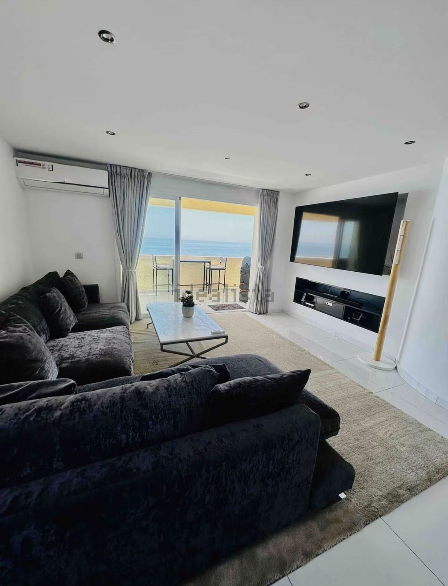 Beachfront flat in Marbella — Living room