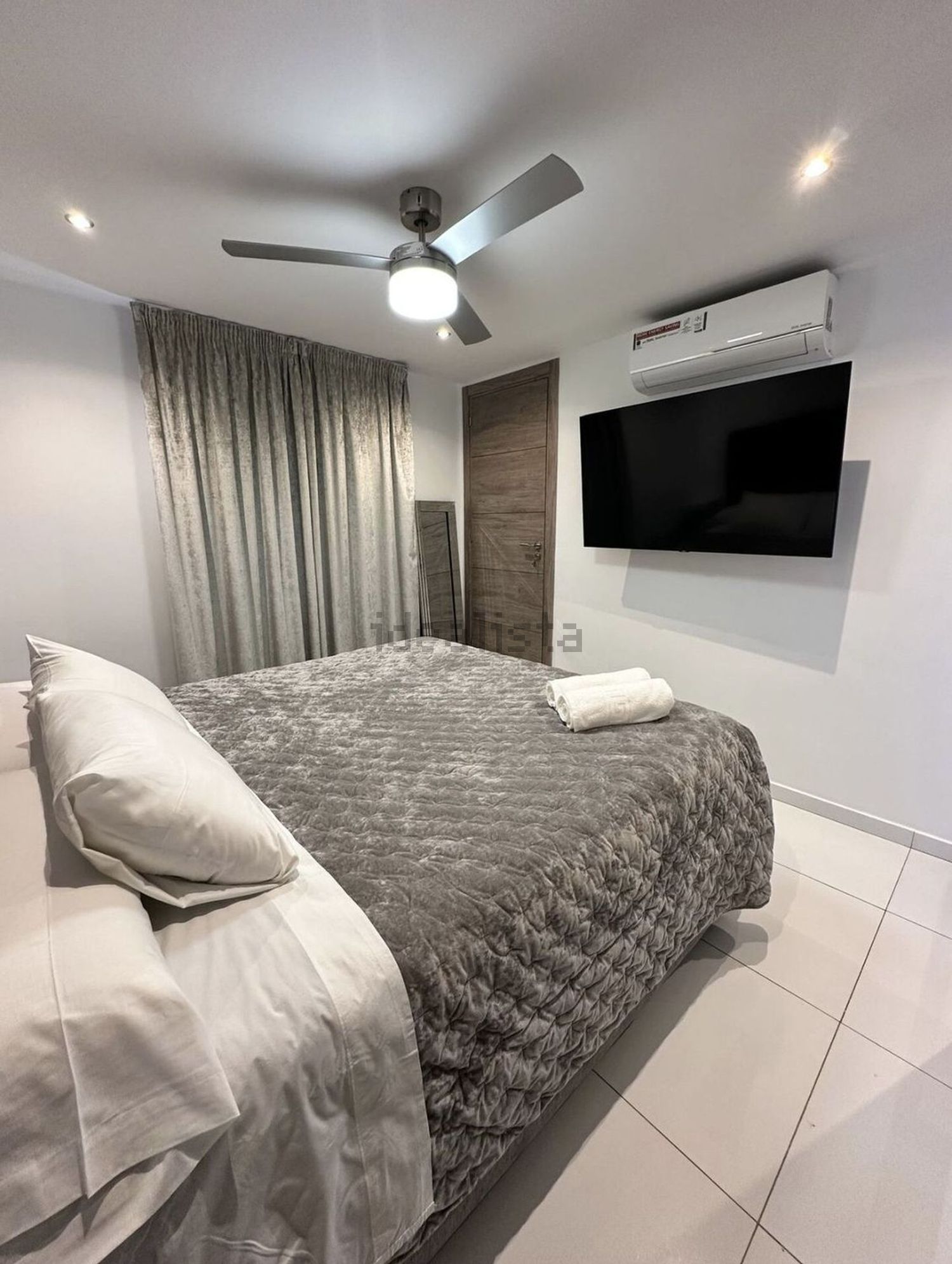 Beachfront flat in Marbella — Bedroom