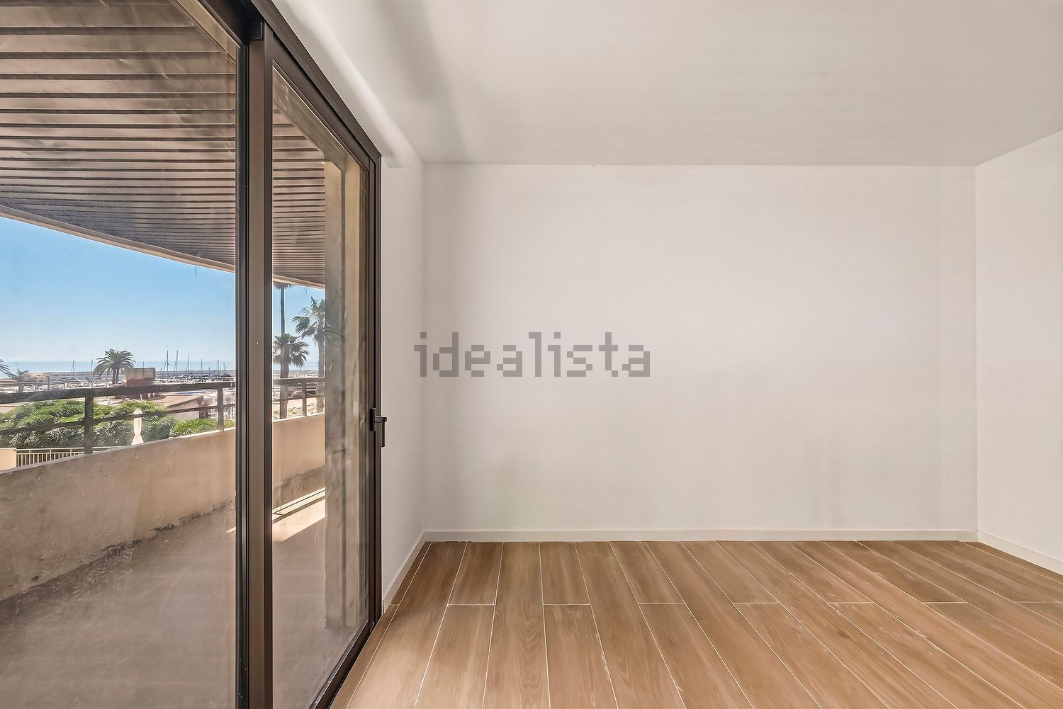 Beachfront flat in Marbella — Bedroom