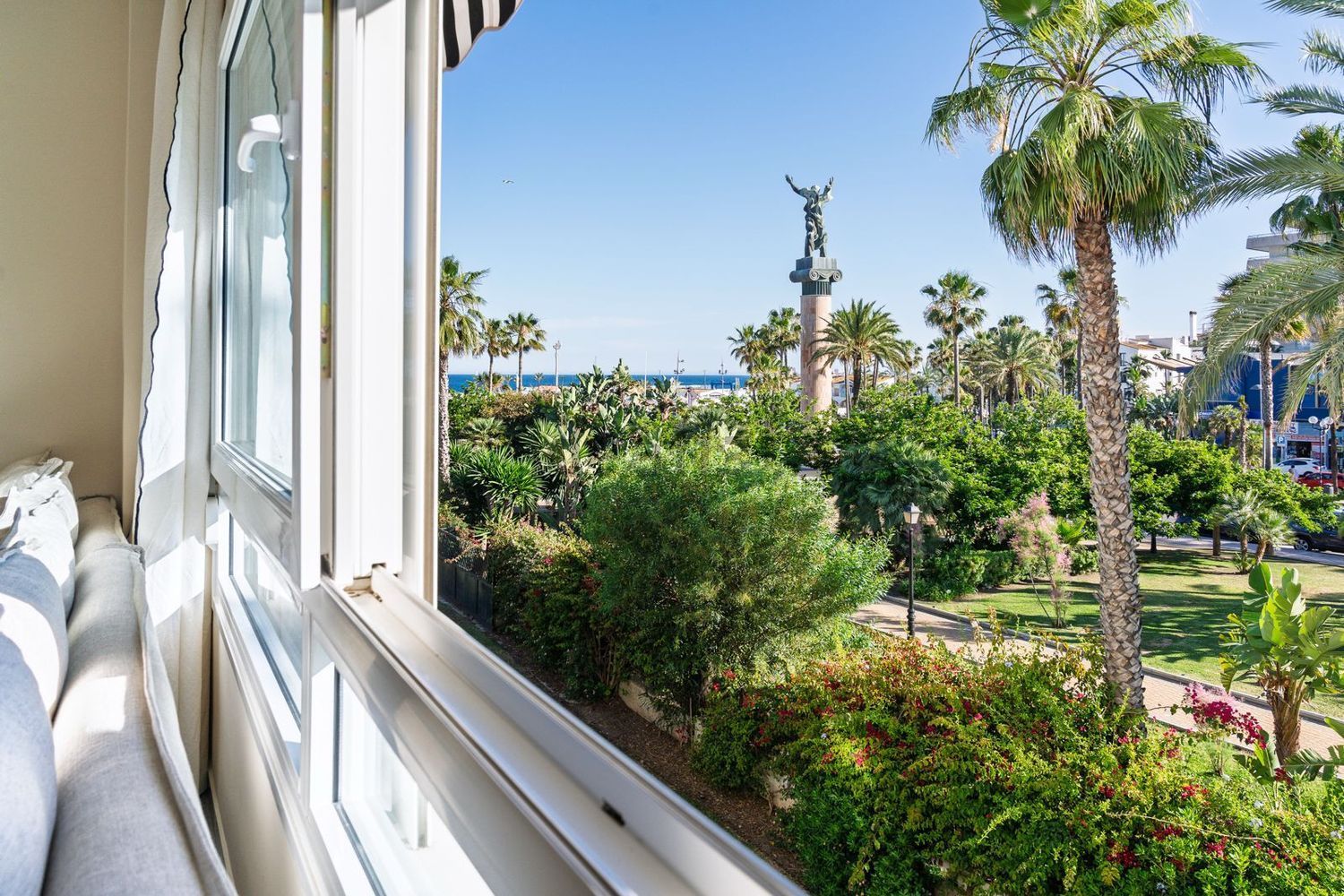 Beachfront flat in Marbella — Sea view