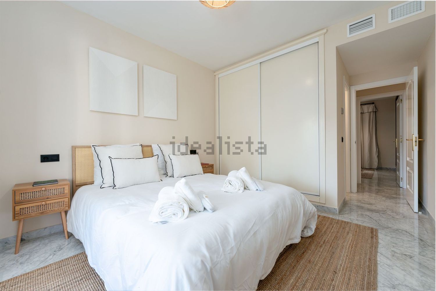 Beachfront flat in Marbella — Bedroom