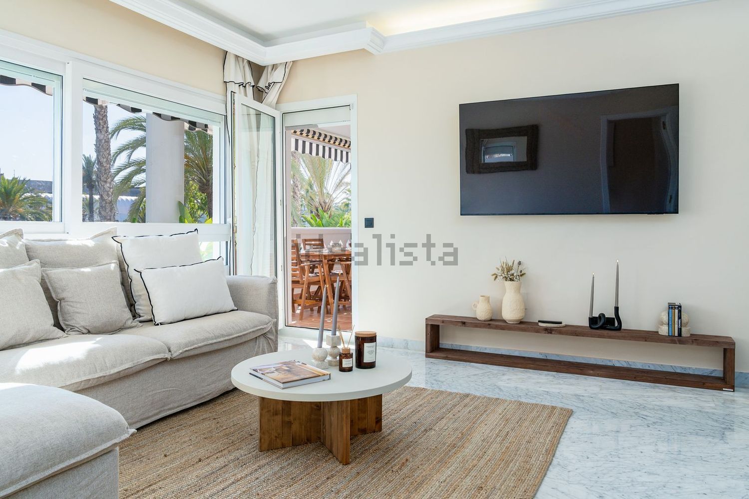 Beachfront flat in Marbella — Living room