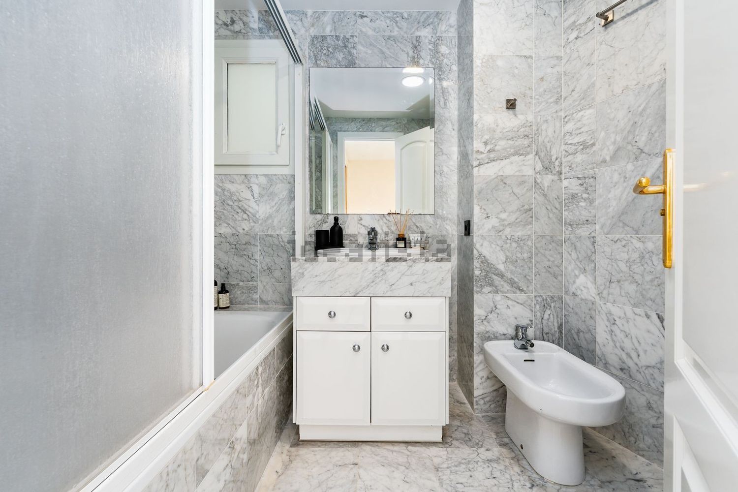 Beachfront flat in Marbella — Bathroom