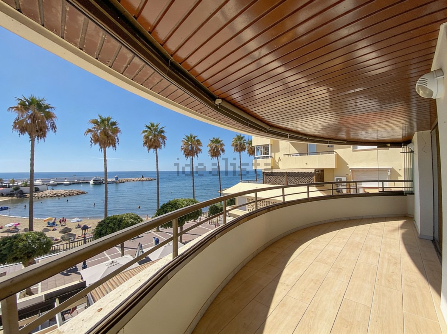 Beachfront flat in Marbella — Sea terrace