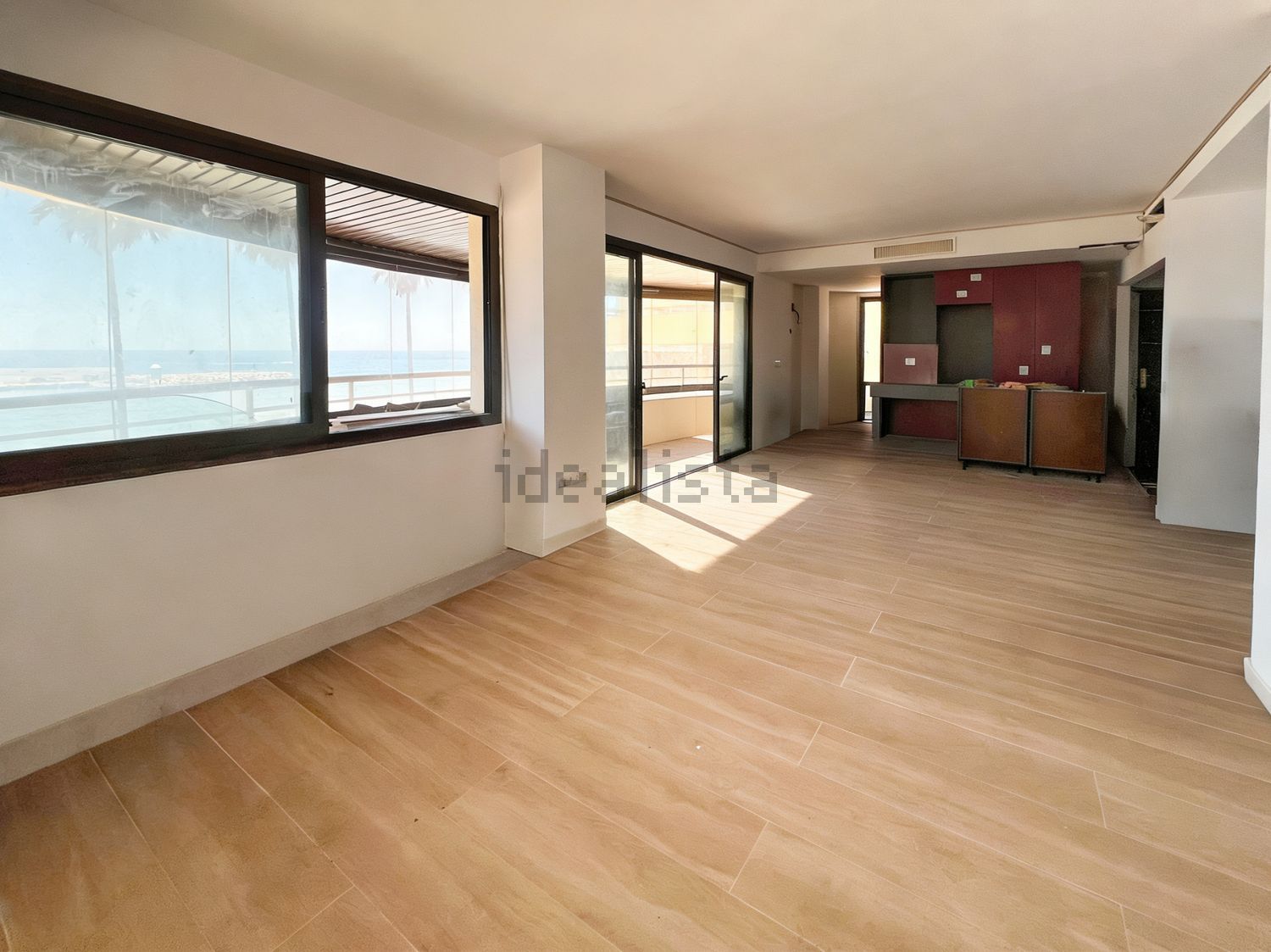 Beachfront flat in Marbella — Living room