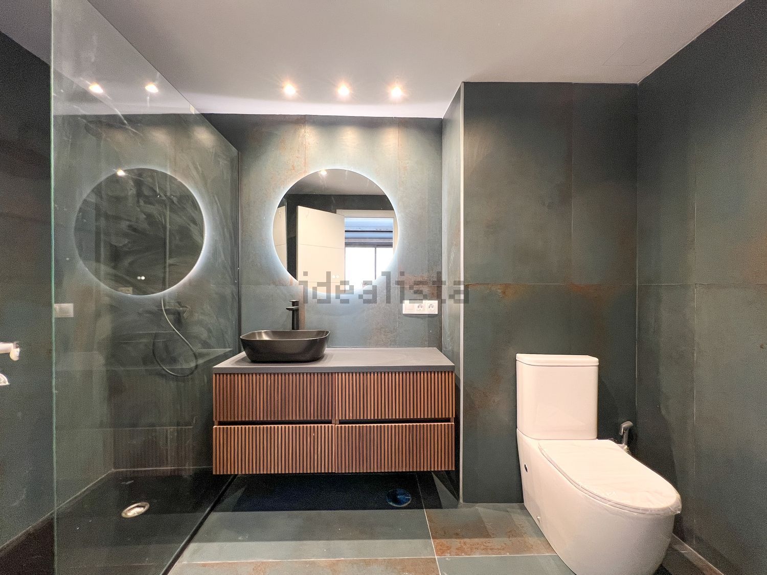 Beachfront flat in Marbella — Bathroom