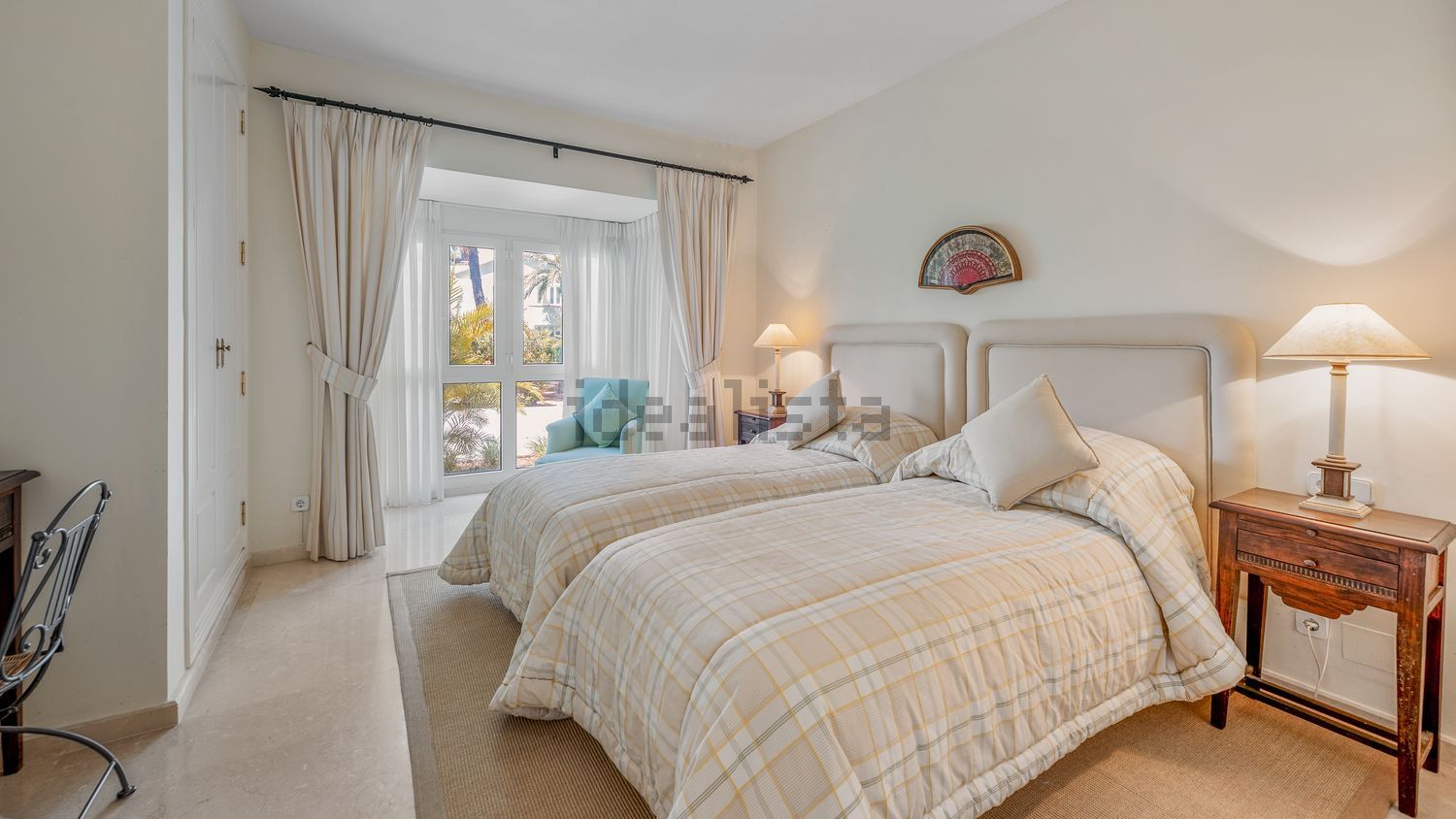 Beachfront flat in Marbella — Bedroom
