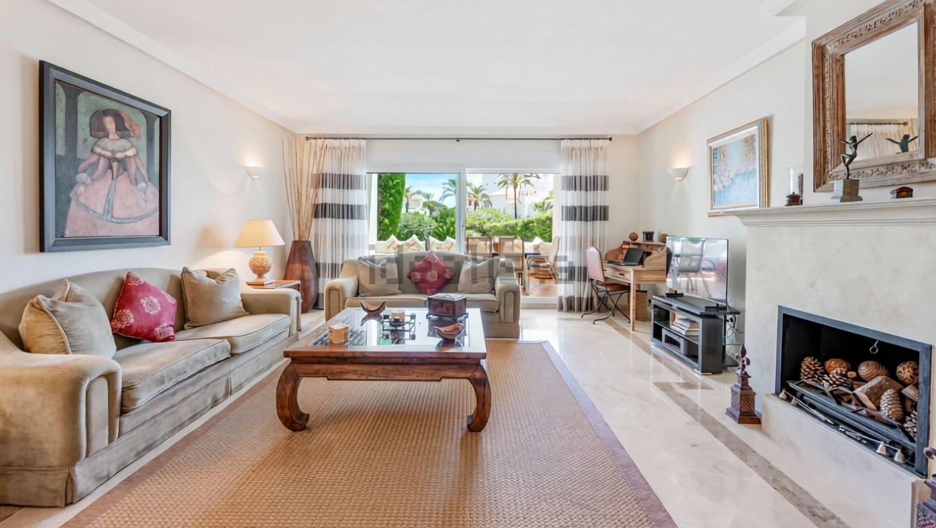 Apartamento à venda pé na areia em Marbella — Sala