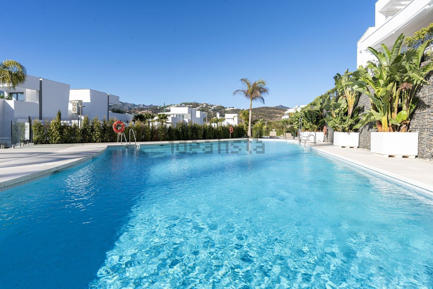 Beachfront flat in Marbella — Pool