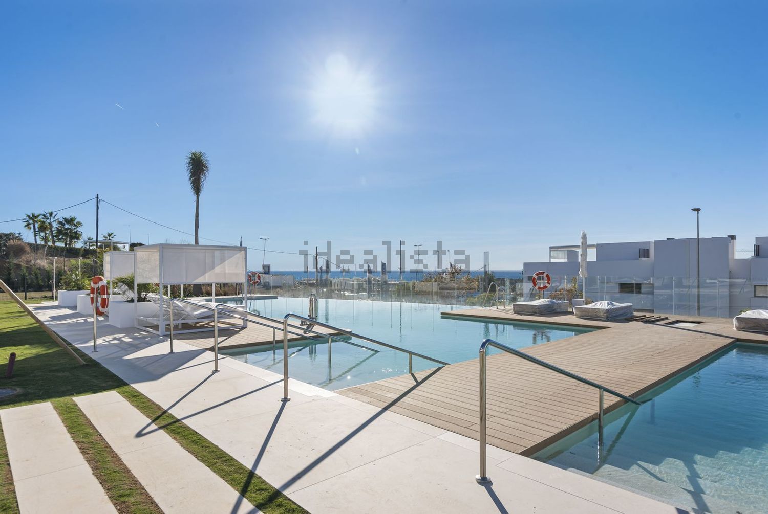 Beachfront flat in Marbella — Pool