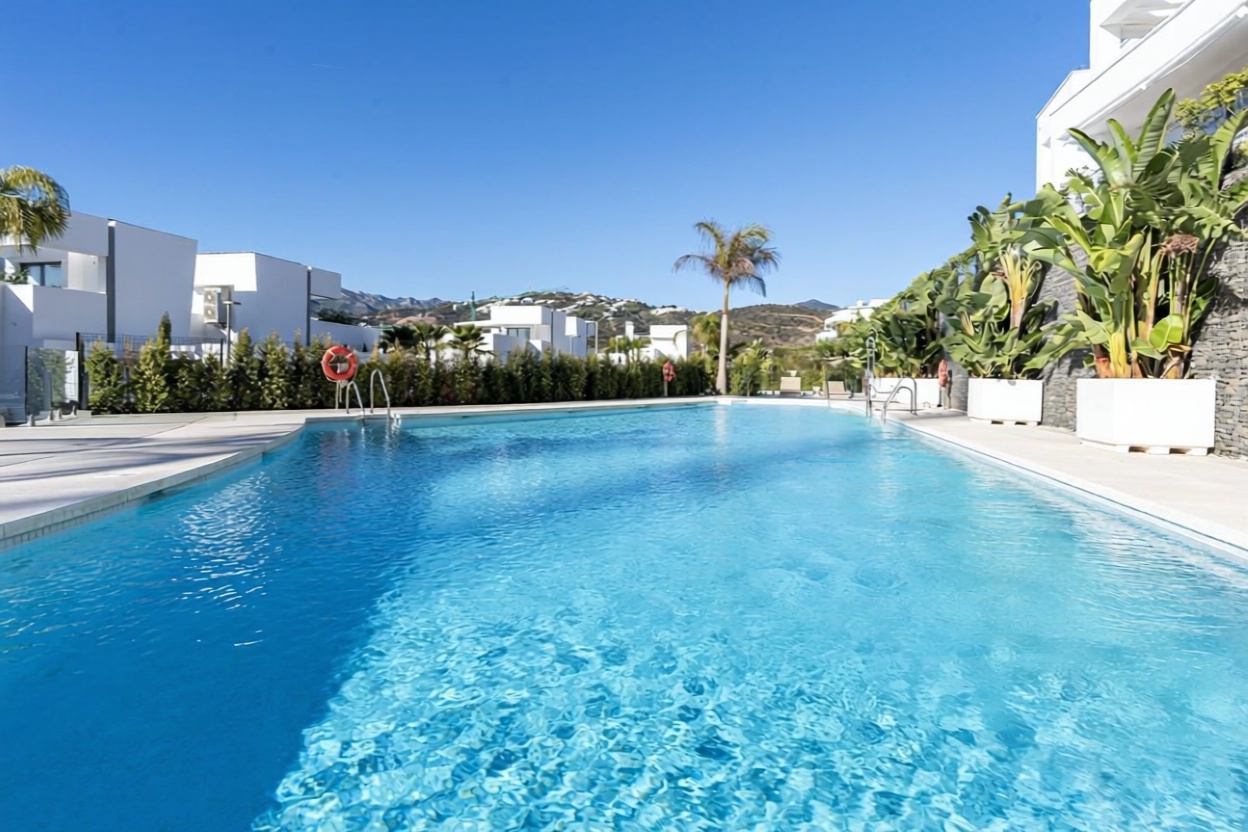 Apartamento à venda pé na areia em Marbella — Piscina