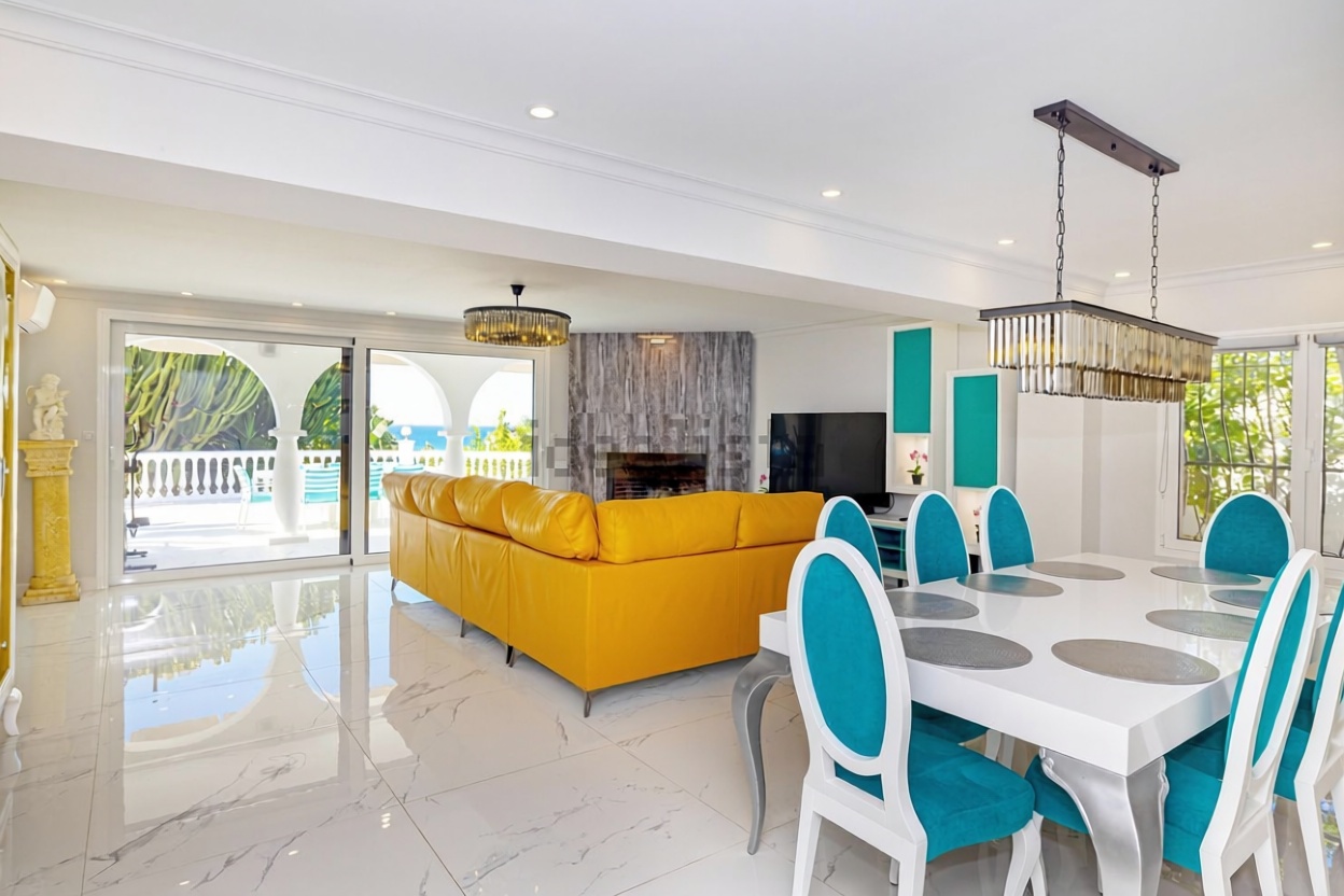 Chalet en venta con acceso directo a la playa en Marbella — Salón