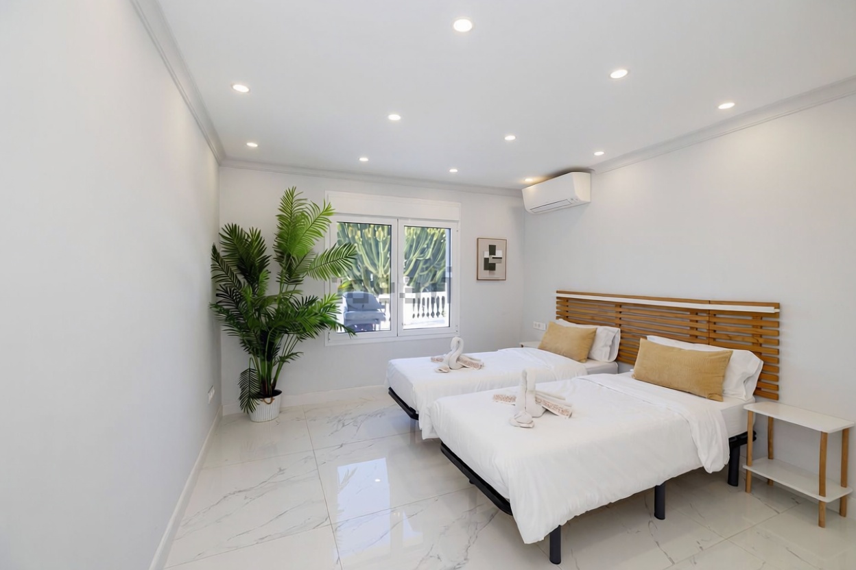 Chalet en venta con acceso directo a la playa en Marbella — Dormitorio
