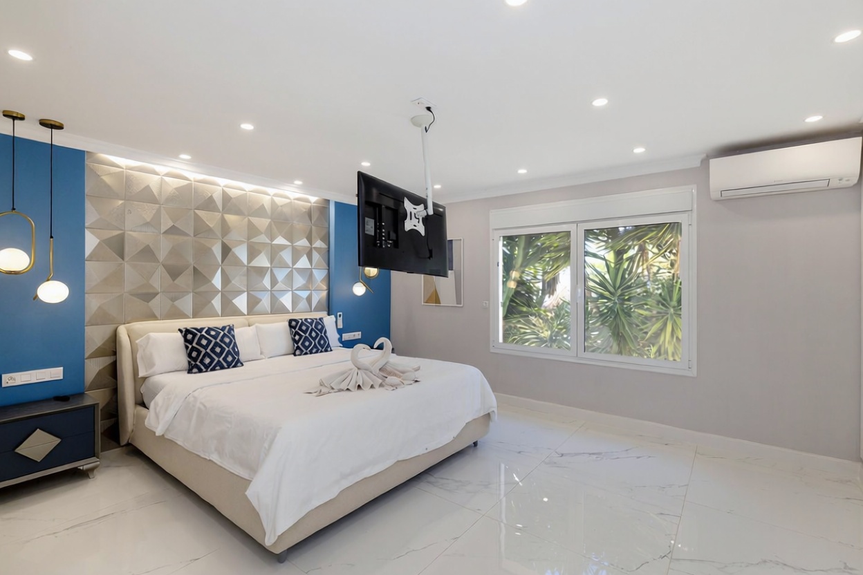 Chalet en venta con acceso directo a la playa en Marbella — Dormitorio