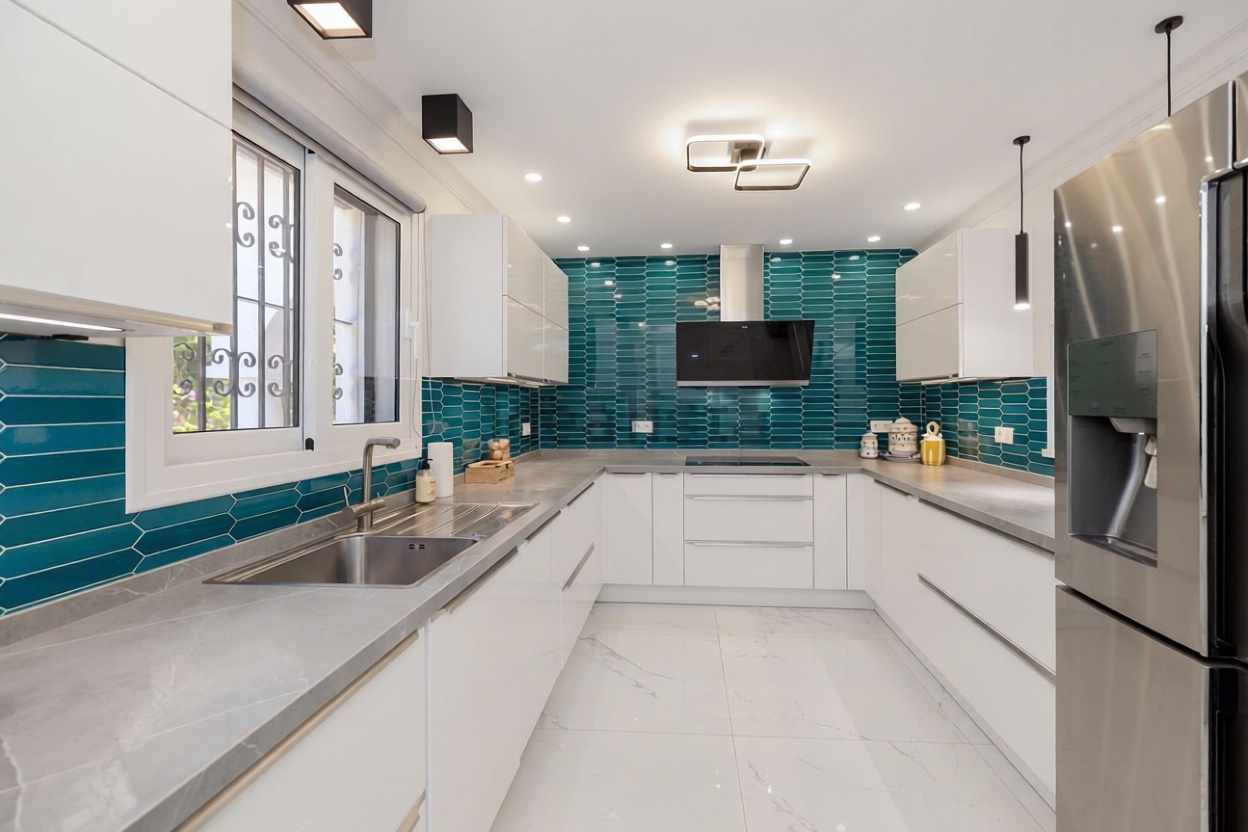 Chalet en venta con acceso directo a la playa en Marbella — Cocina
