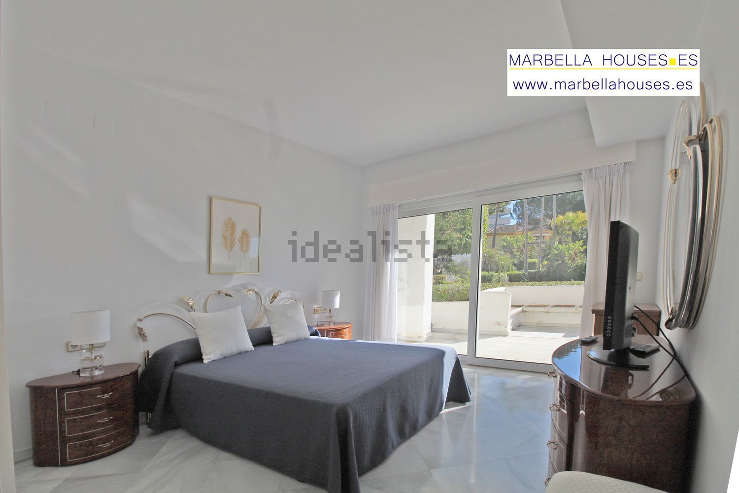 Beachfront flat in Marbella — Bedroom
