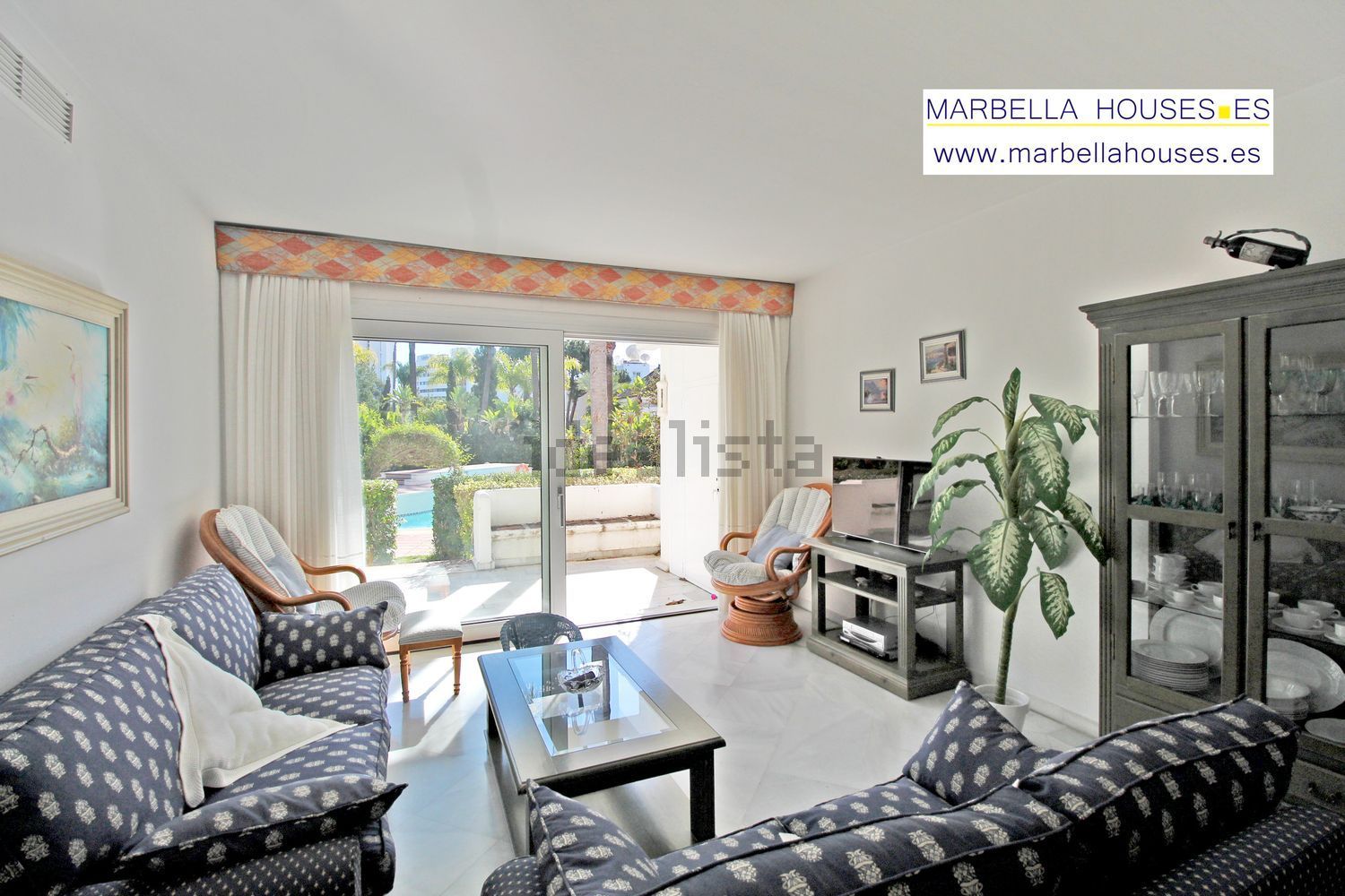 Beachfront flat in Marbella — Living room