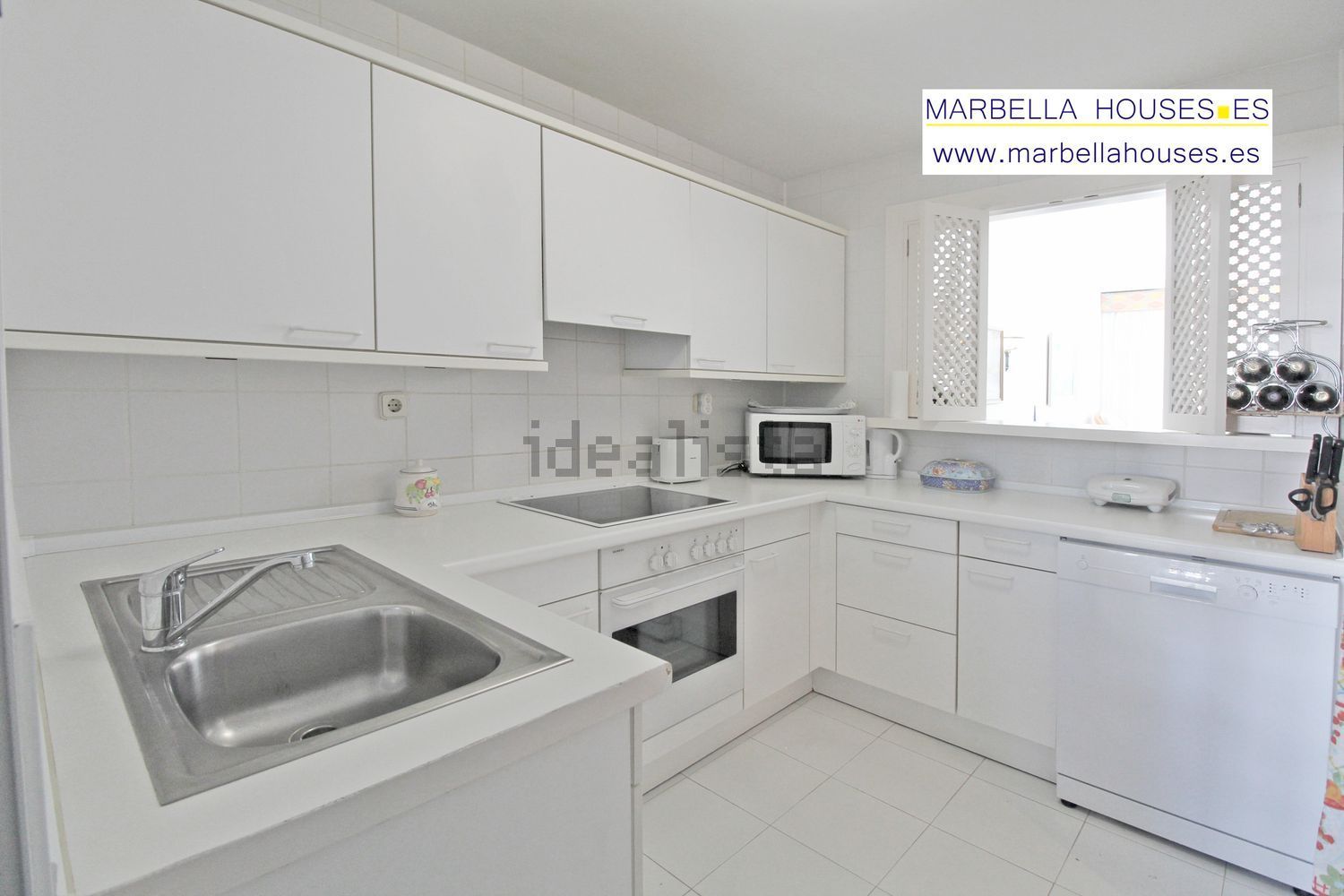Beachfront flat in Marbella — Kitchen