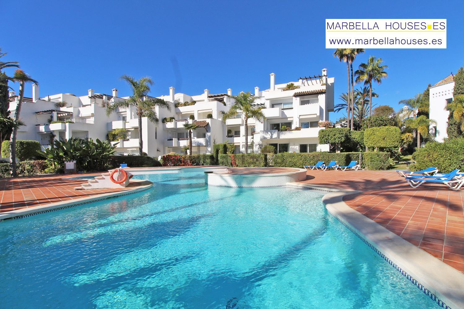 Beachfront flat in Marbella — Pool