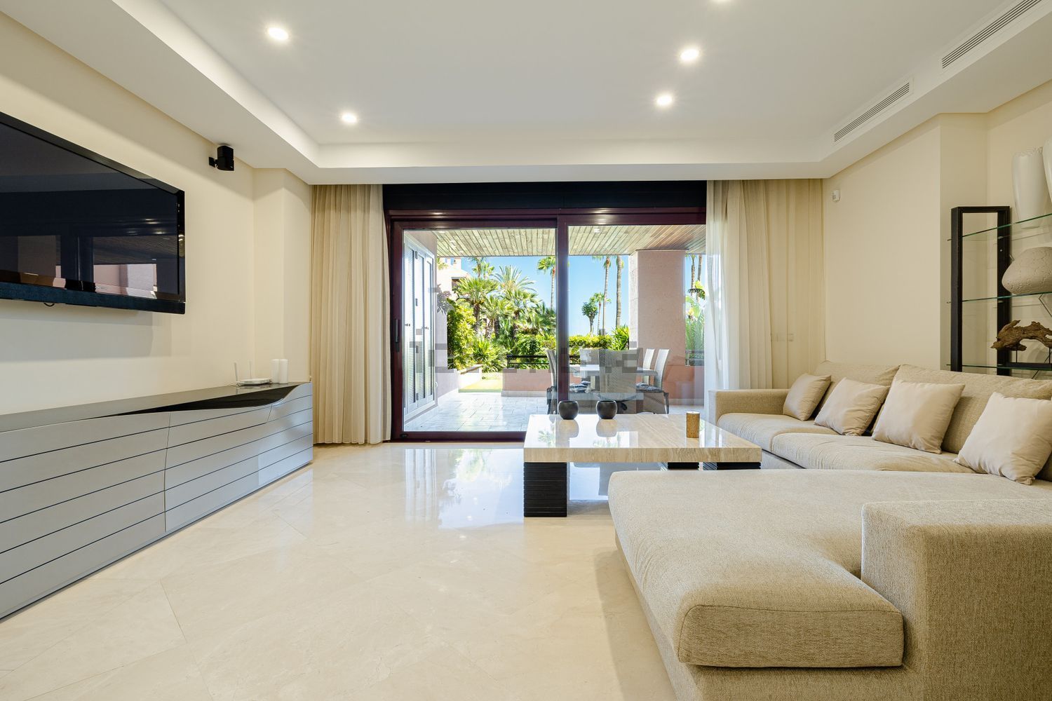 Beachfront flat in Marbella — Living room