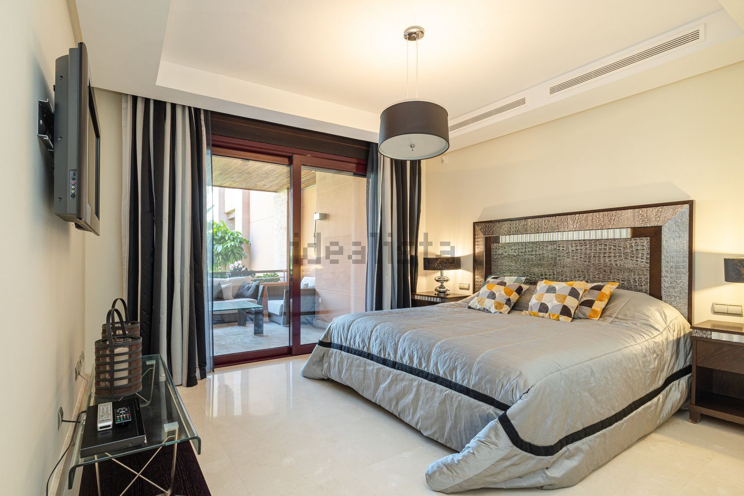 Beachfront flat in Marbella — Bedroom