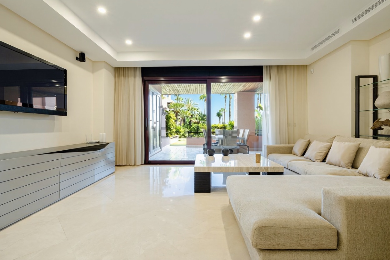 Flat for sale frontline beach in Marbella — Living room
