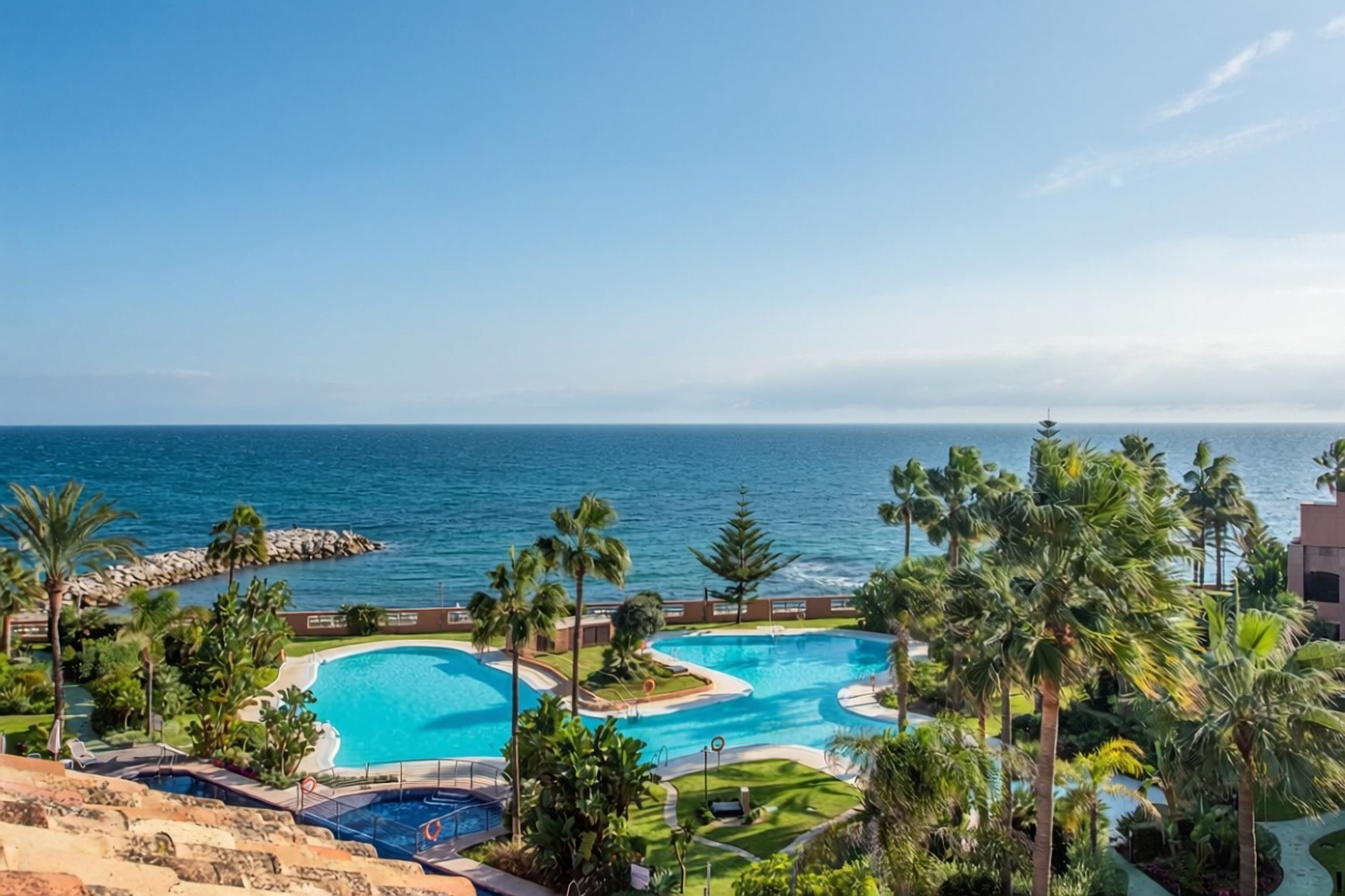 Flat for sale frontline beach in Marbella — Sea view