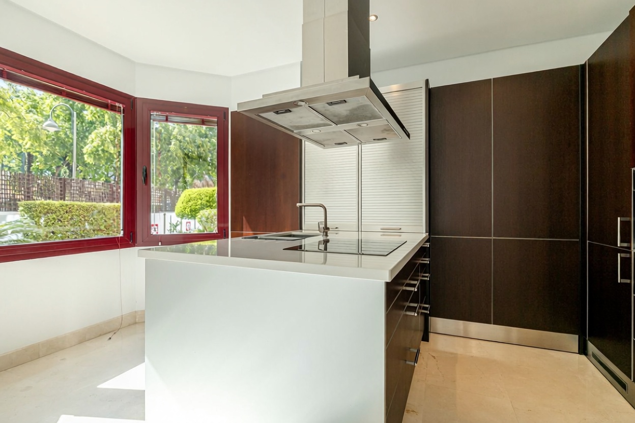Flat for sale frontline beach in Marbella — Kitchen