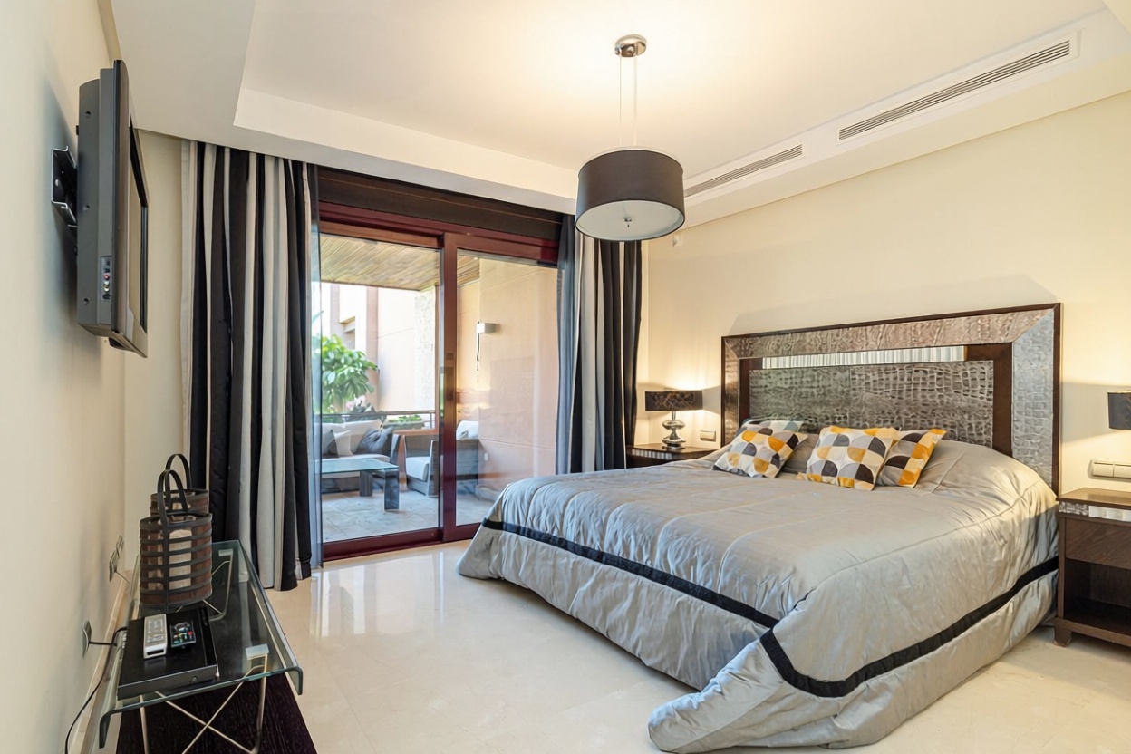 Flat for sale frontline beach in Marbella — Bedroom