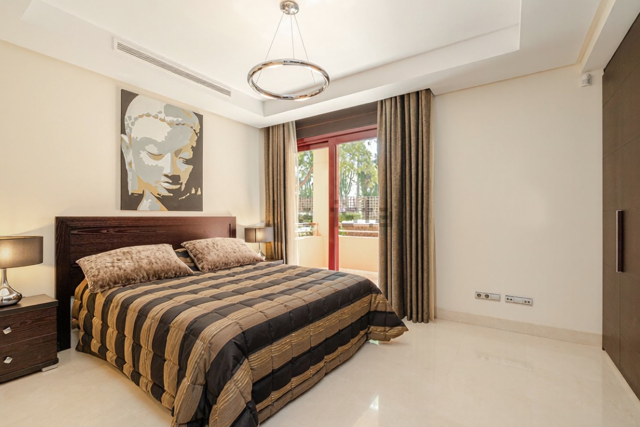 Flat for sale frontline beach in Marbella — Bedroom