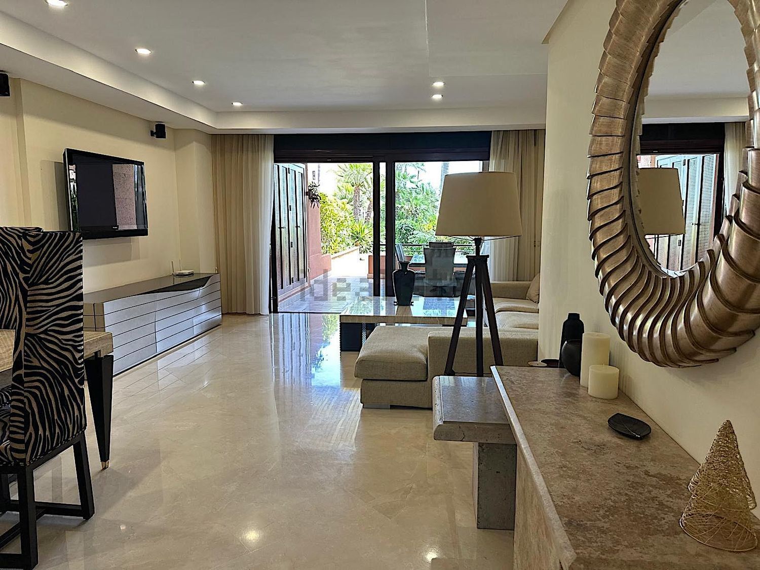 Beachfront flat in Marbella — Living room