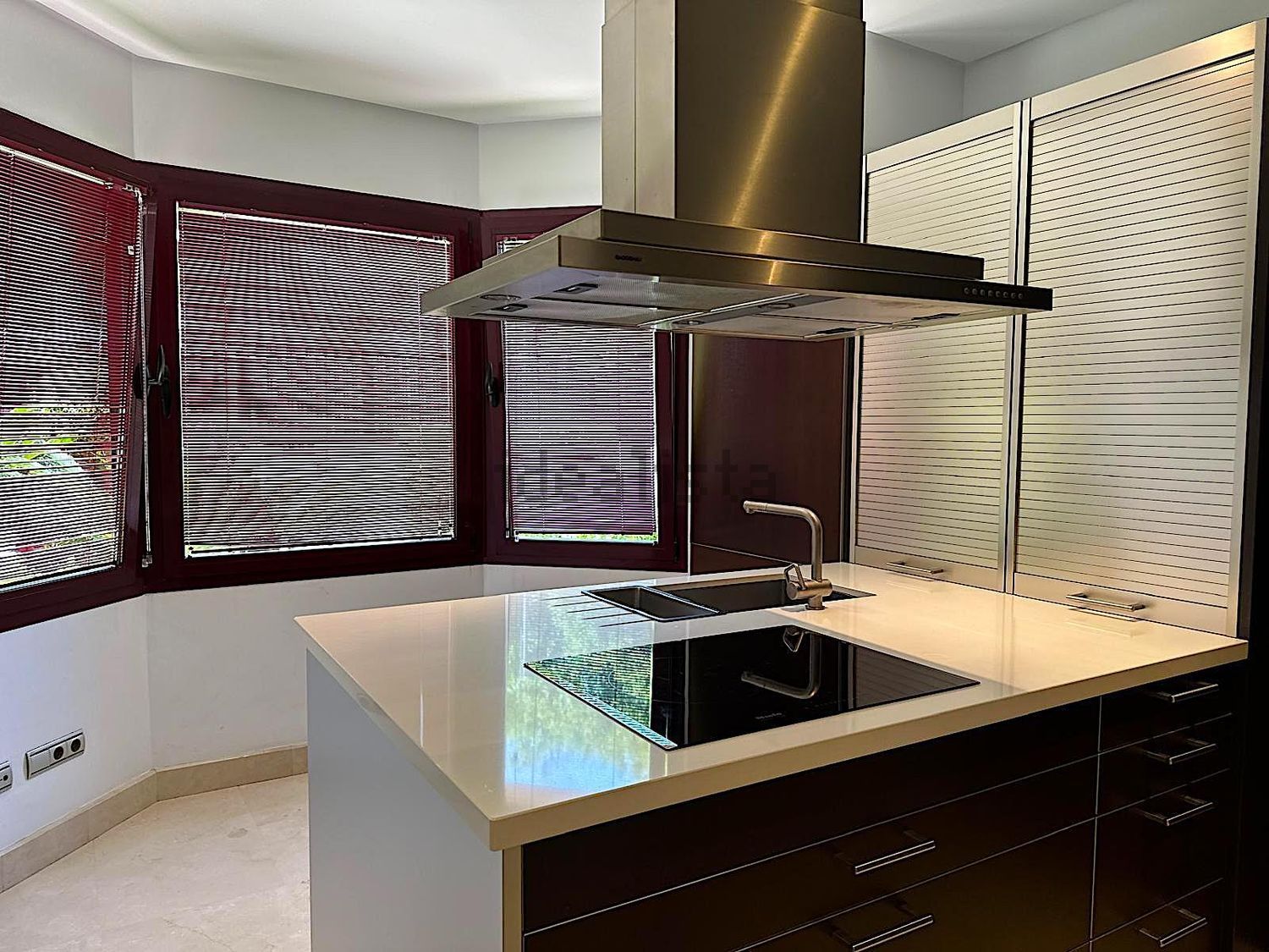 Beachfront flat in Marbella — Kitchen