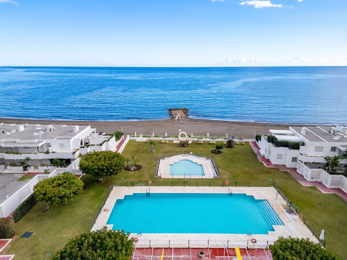 Apartamento em primeira linha de praia em Marbella — Vista mar