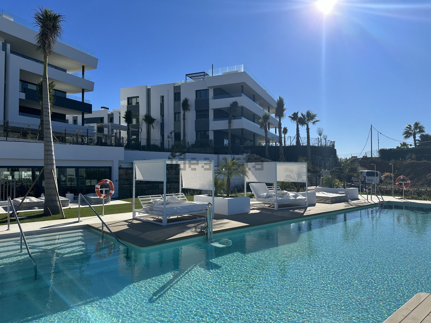Beachfront flat in Marbella — Pool