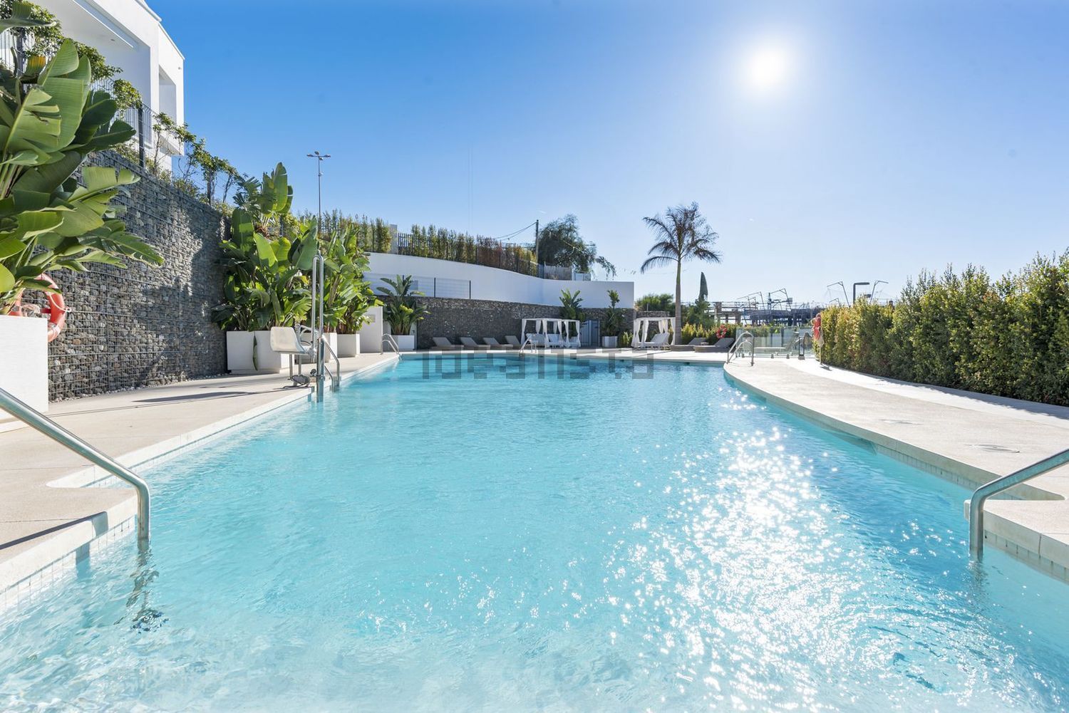 Beachfront flat in Marbella — Pool