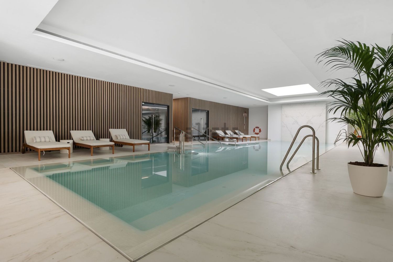 Beachfront flat in Marbella — Pool