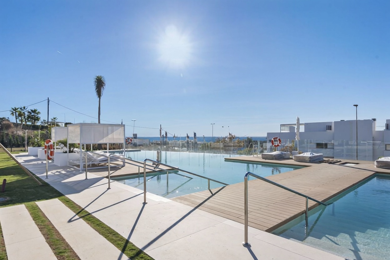 Flat for sale frontline beach in Marbella — Pool