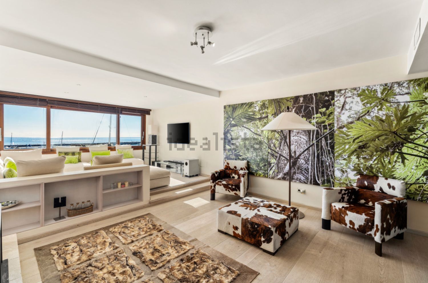Beachfront flat in Marbella — Living room