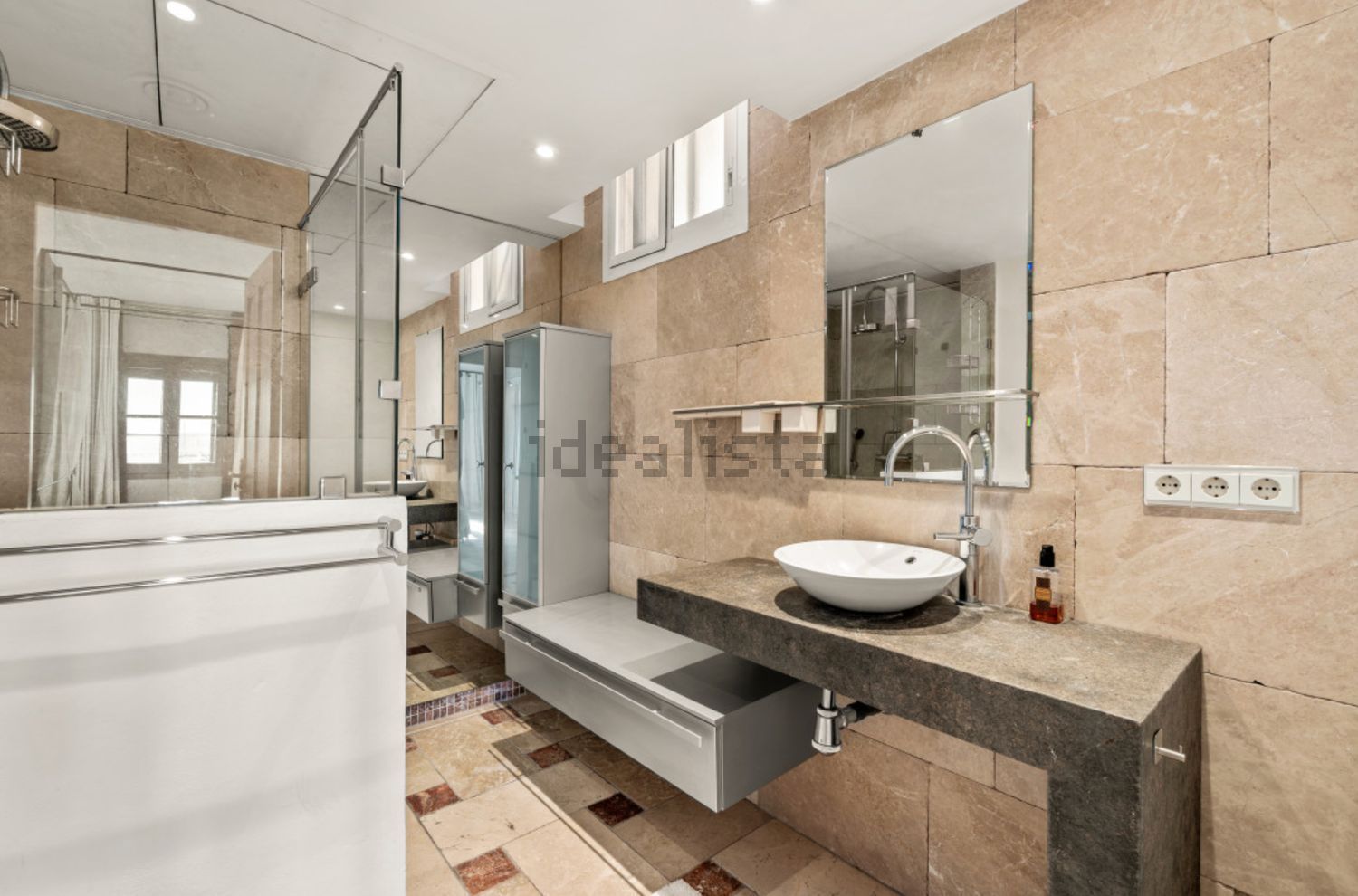 Beachfront flat in Marbella — Bathroom