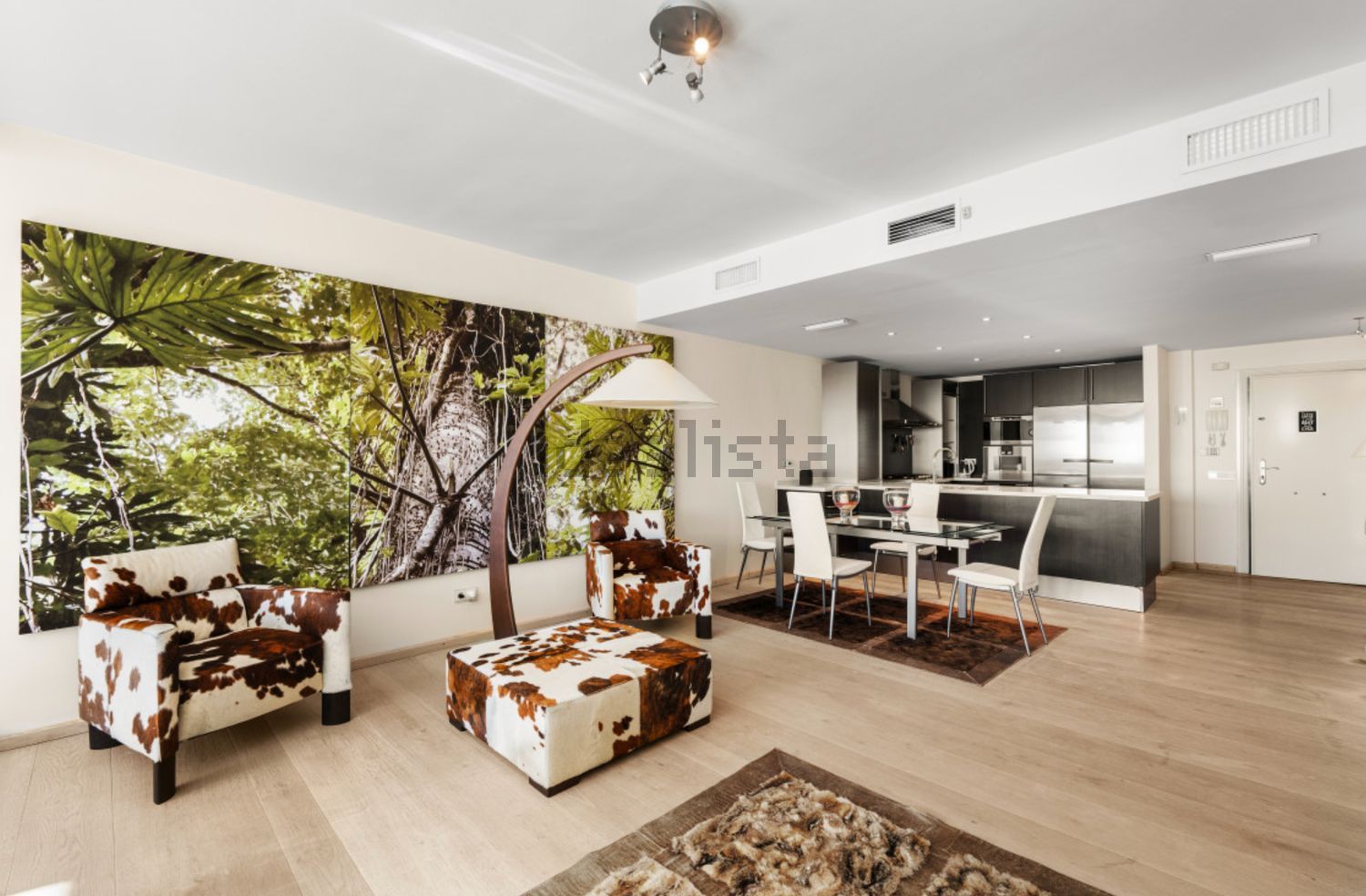 Beachfront flat in Marbella — Dining room