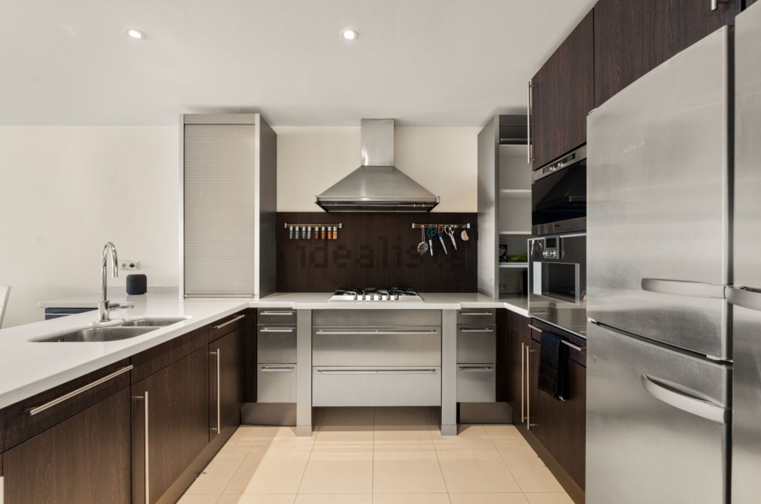 Beachfront flat in Marbella — Kitchen