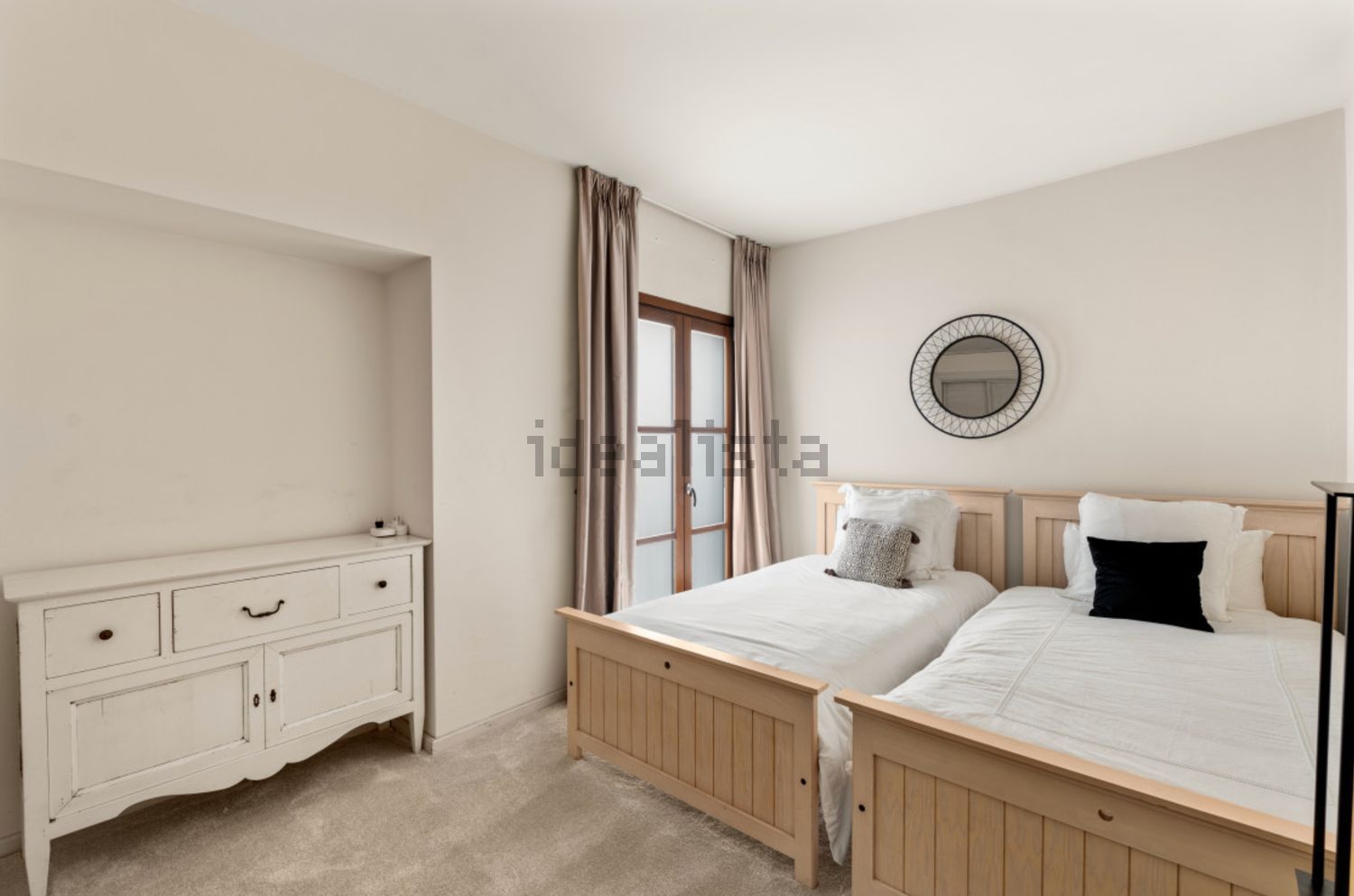 Beachfront flat in Marbella — Bedroom