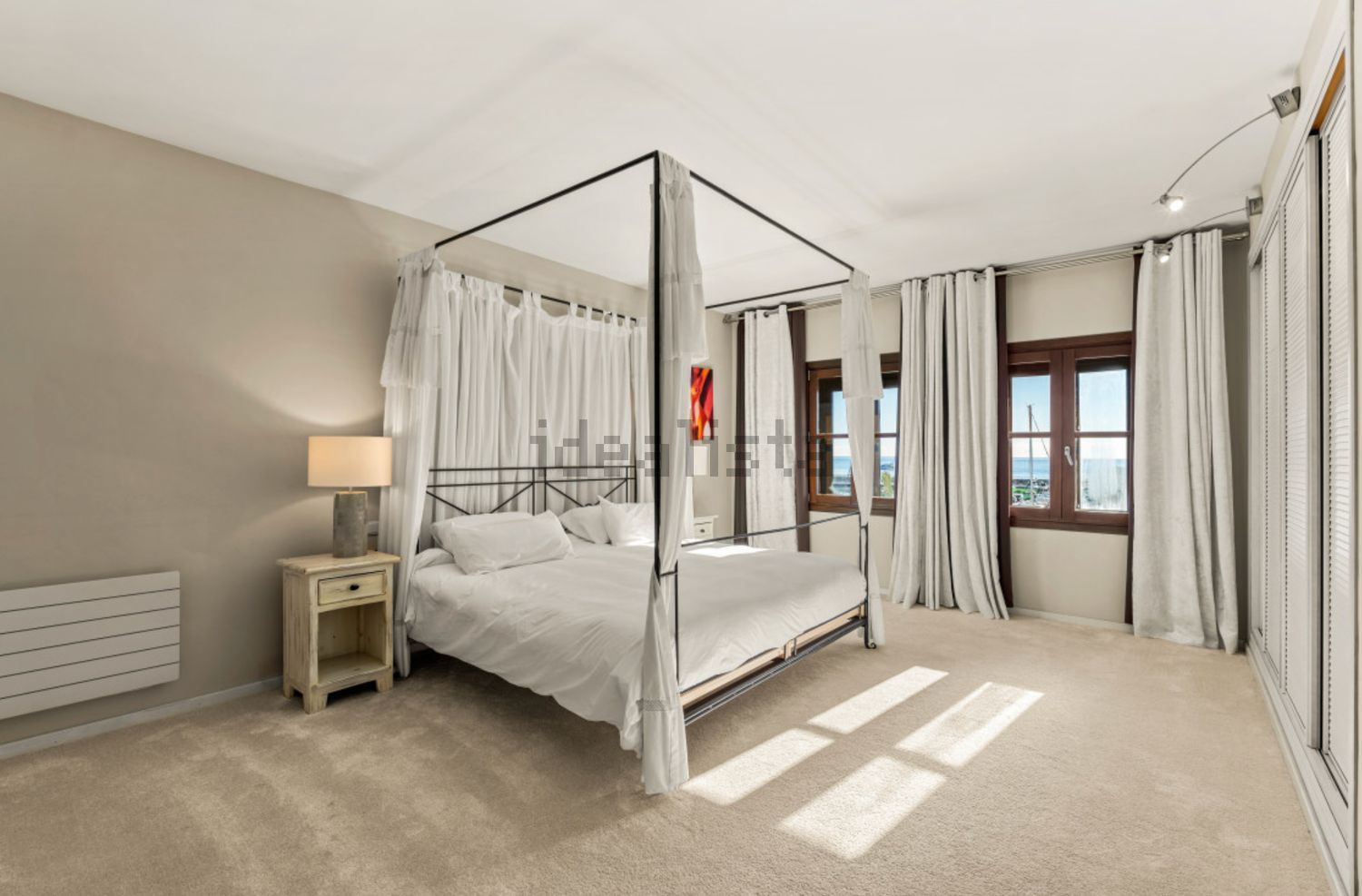 Beachfront flat in Marbella — Bedroom