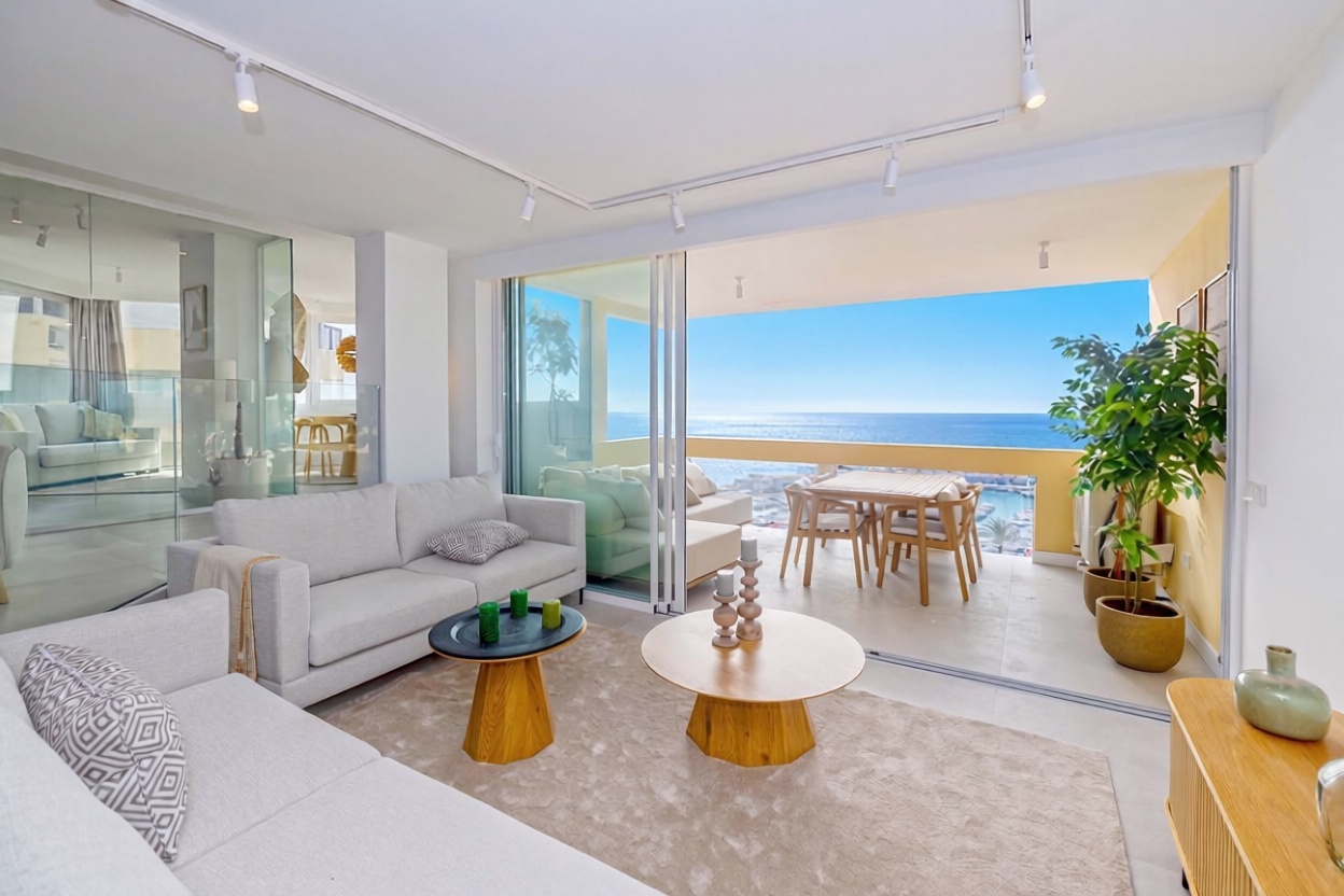 Beachfront flat in Marbella — Living room