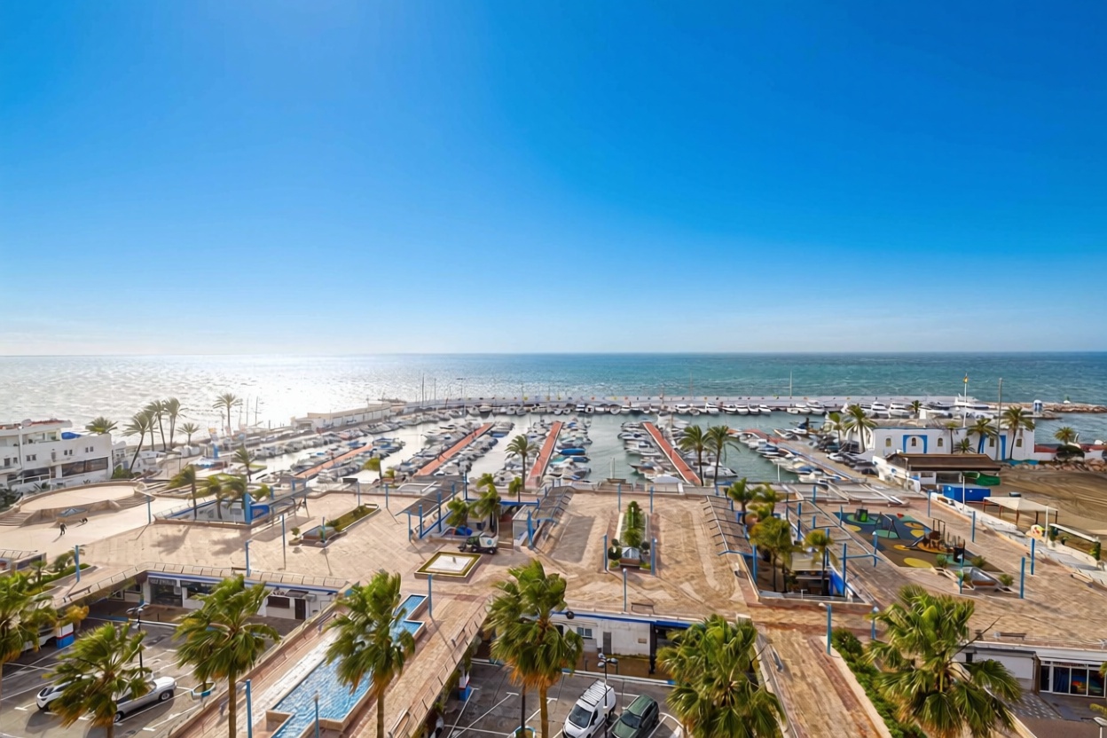 Beachfront flat in Marbella — Sea view