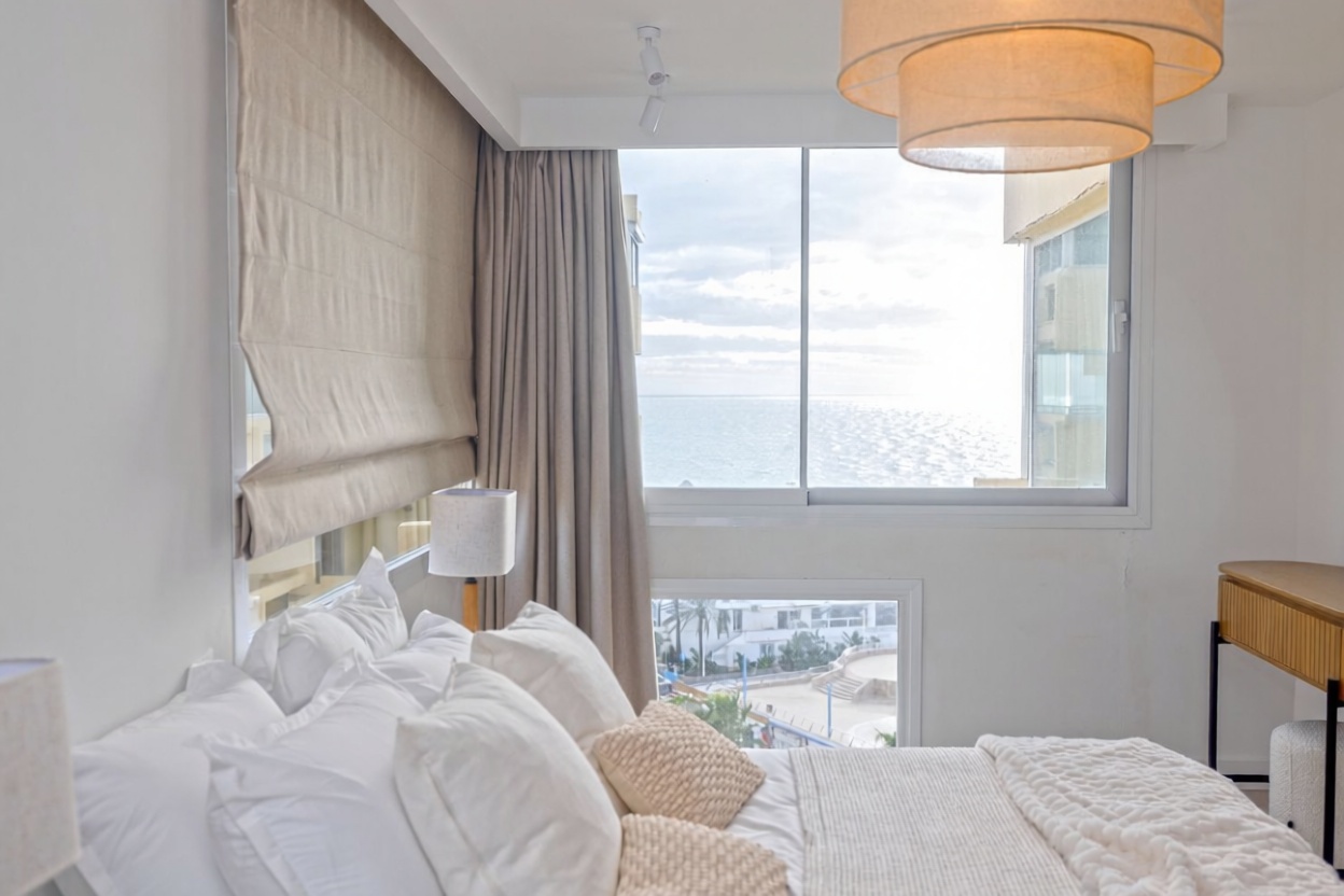 Beachfront flat in Marbella — Bedroom