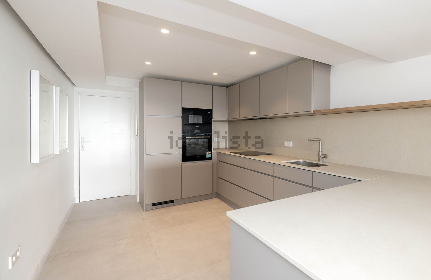 Piso en primera línea de playa en Marbella — Dormitorio