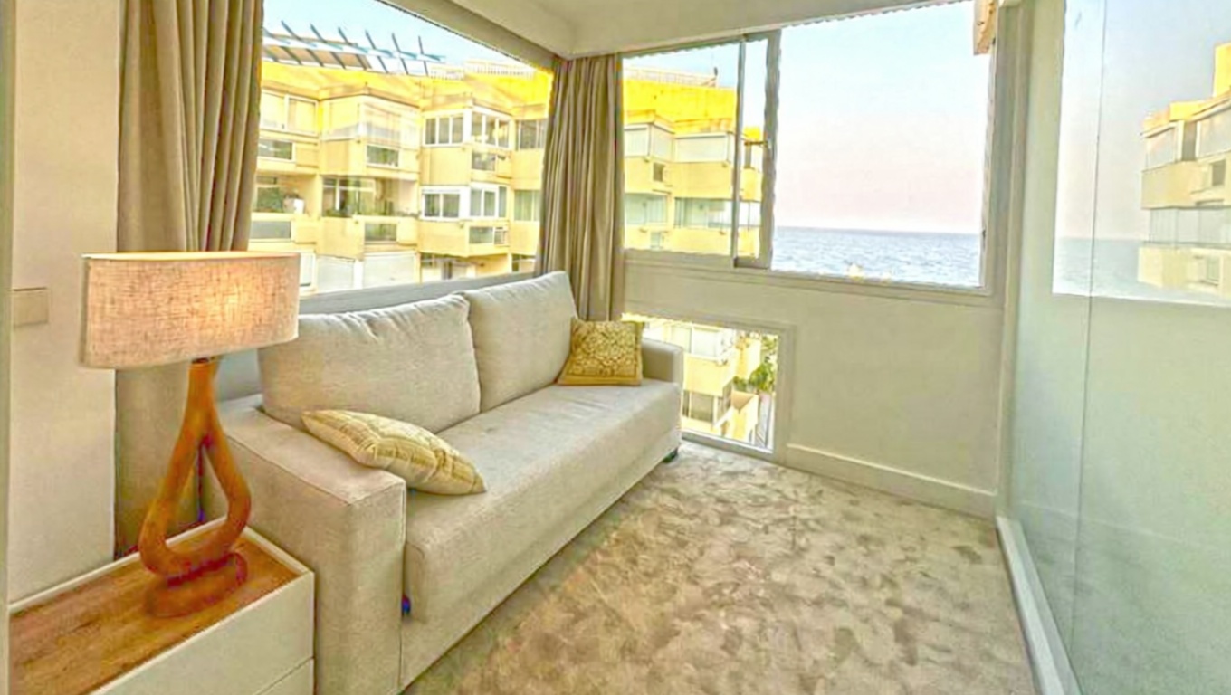Beachfront flat in Marbella — Sea terrace