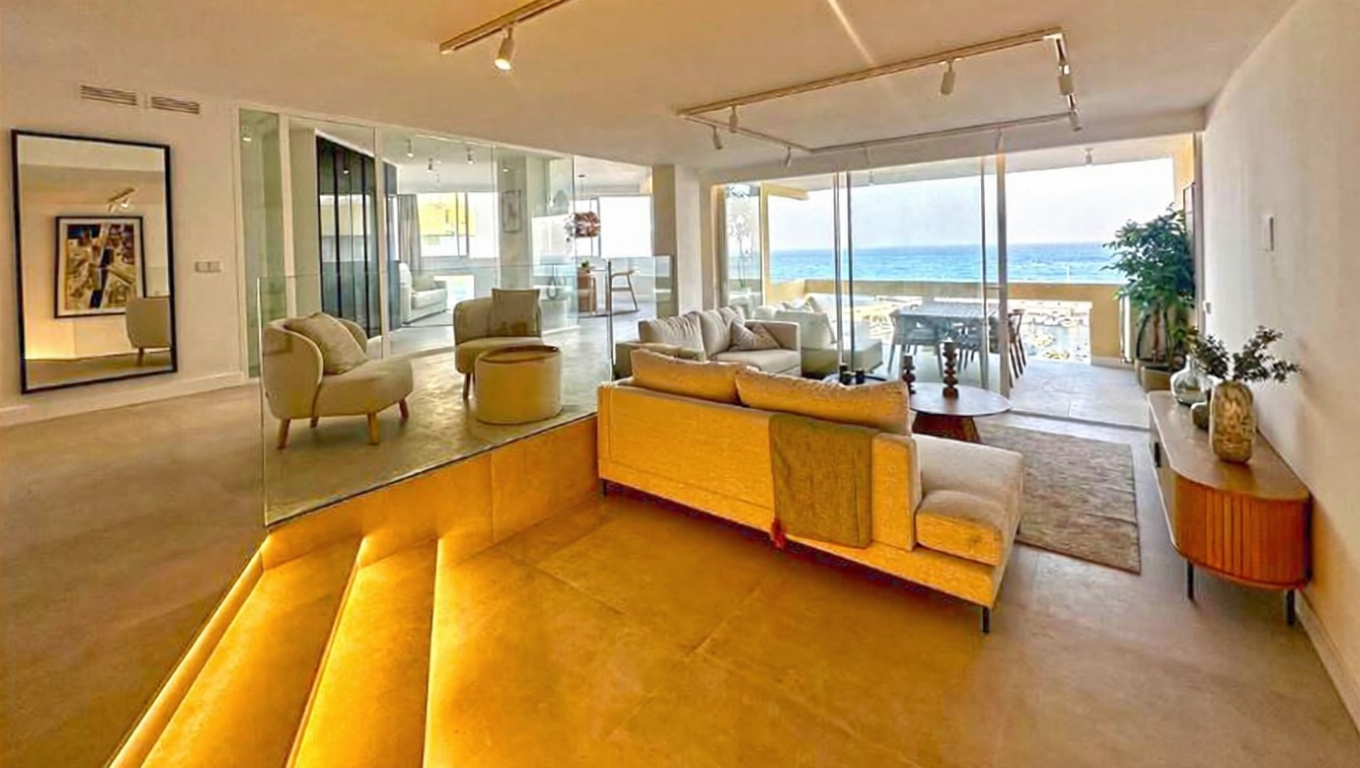 Beachfront flat in Marbella — Living room