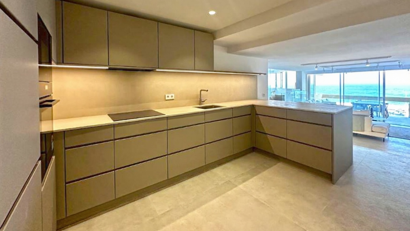Beachfront flat in Marbella — Kitchen